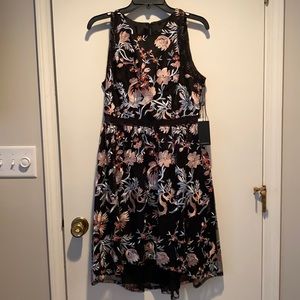 Beautiful embroidered Adrianna Papell halter dress w/ lace details, size 8